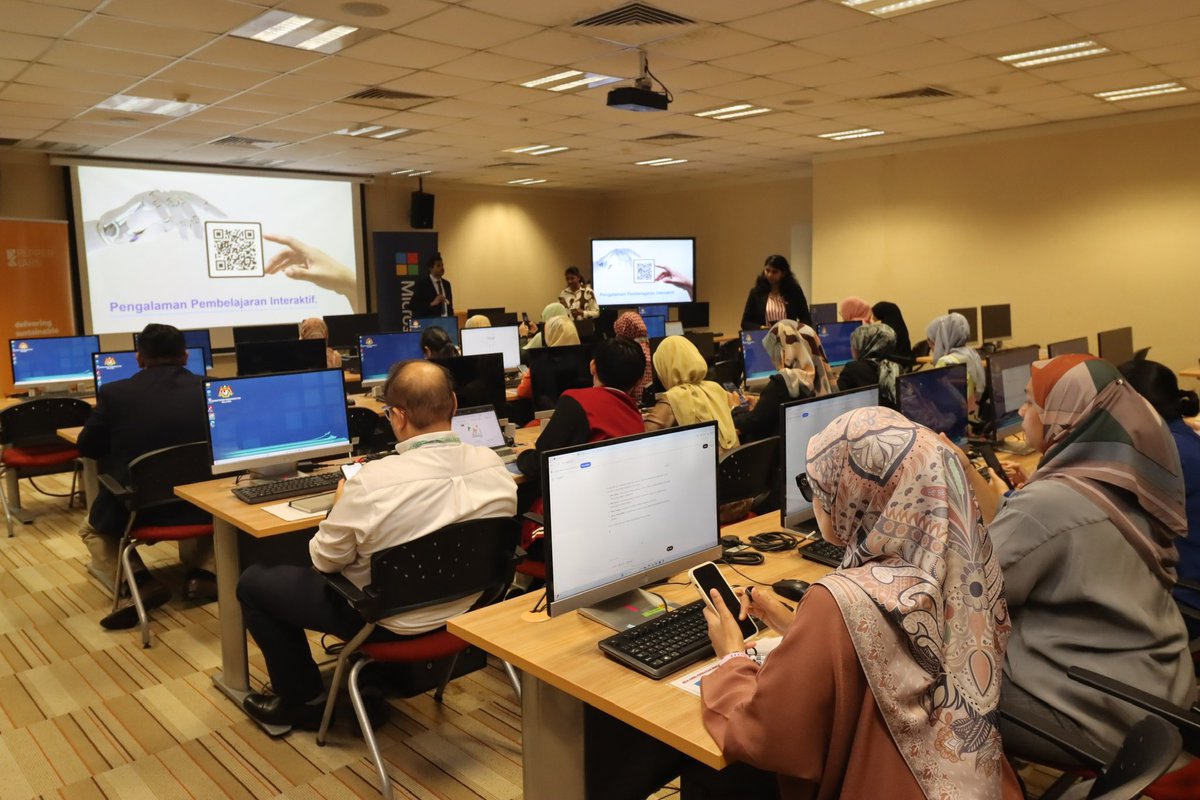 MOTMalaysia's tweet photo. MOT telah mengadakan Latihan AI4MOT dengan kerjasama Syarikat Pepper Labs yang merupakan sebahagian daripada Program AI For Malaysia’s Future (AI For MY Future), satu kolaborasi di antara Microsoft dan Pepper Labs bertujuan meningkatkan pengetahuan dan kemahiran dalam Ai. https://t.co/dedXrzSHXt