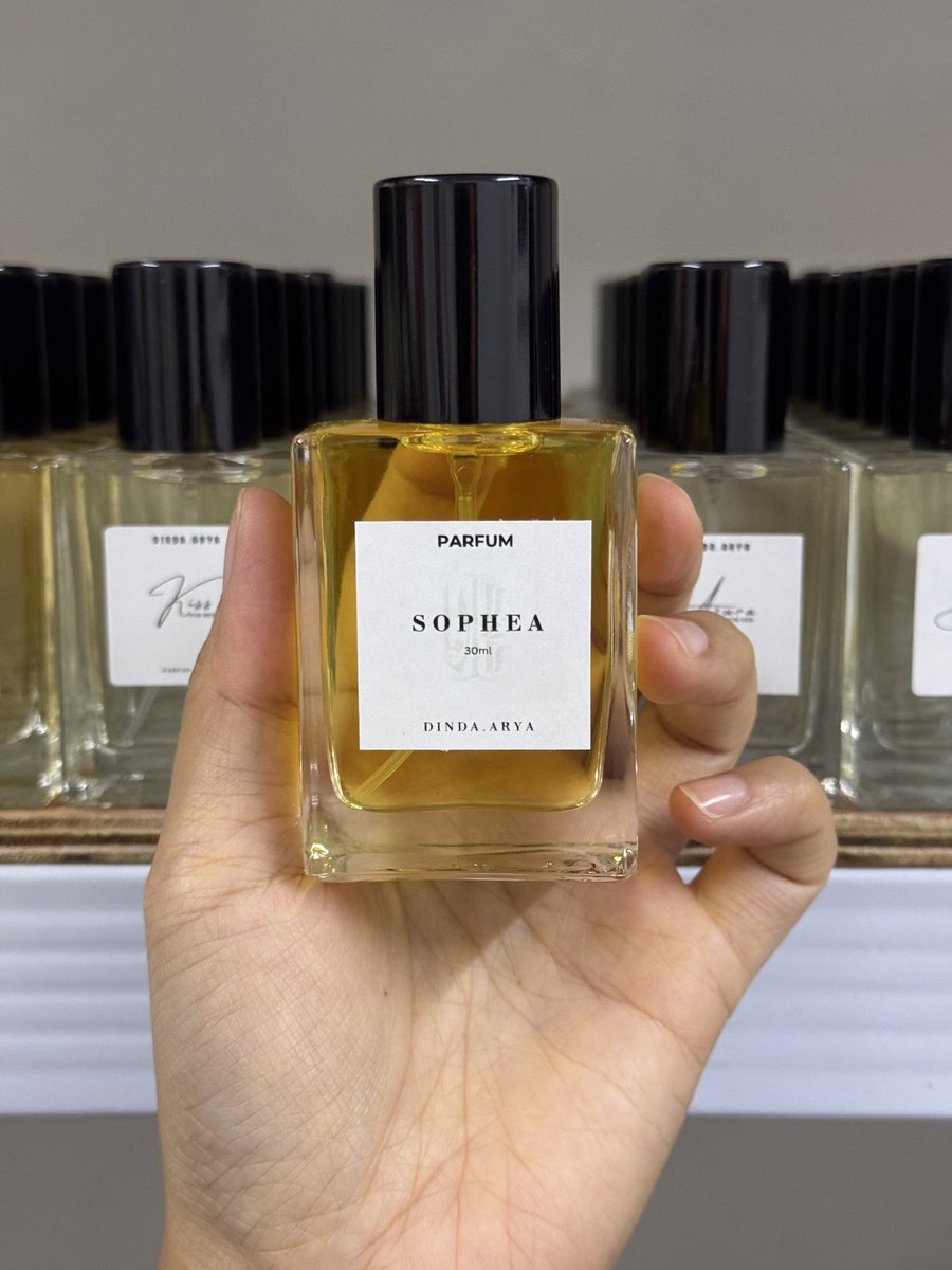 anisaniesa's tweet photo. Sophea ni sesuai untuk orang yang mencari bau yang seductive and sikit strong.

Hints of black raspberry, burgundy rose and dark vanilla bean. Kat hidung i bau vanilla tu agak jelas. So korang yang suka sangat bau vanilla boleh try! https://t.co/5C0AtqVLFH