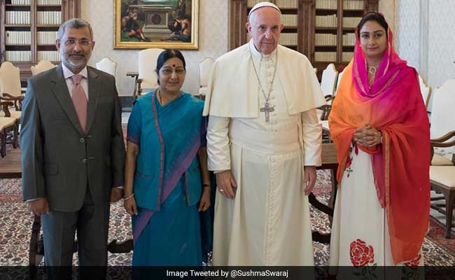 Lee_Merick's tweet photo. Some #KendriyaMantris of the #NaMoSarkar_1_0, enthusiastically attending the #Canonization of #Teresa, at the #Vatican, in #Sep2016.
😳🙄☹️🤷♂️ https://t.co/5Ibceaj0lt