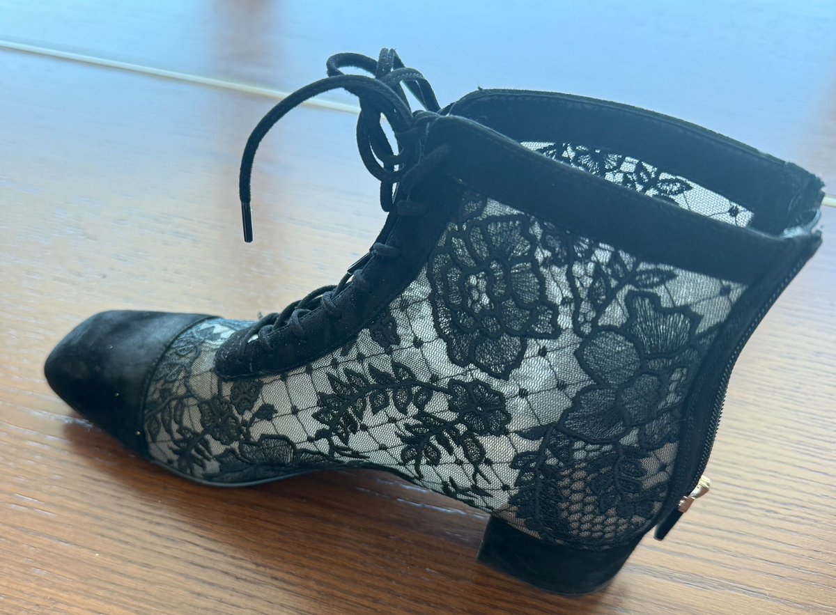 adj343's tweet image. 这么贵的鞋，没有女人自己会掏钱买。