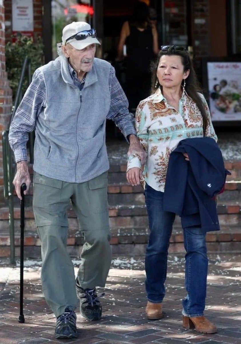 Roybattyforever's tweet photo. No me quito de la cabeza el hecho de que, mientras millones de personas celebraban el 95 cumpleaños de Gene Hackman en X, él estaba pasando sus últimos días de vida desorientado en casa y perdido por el Alzheimer, junto al cadáver de su mujer.

Es horrible.