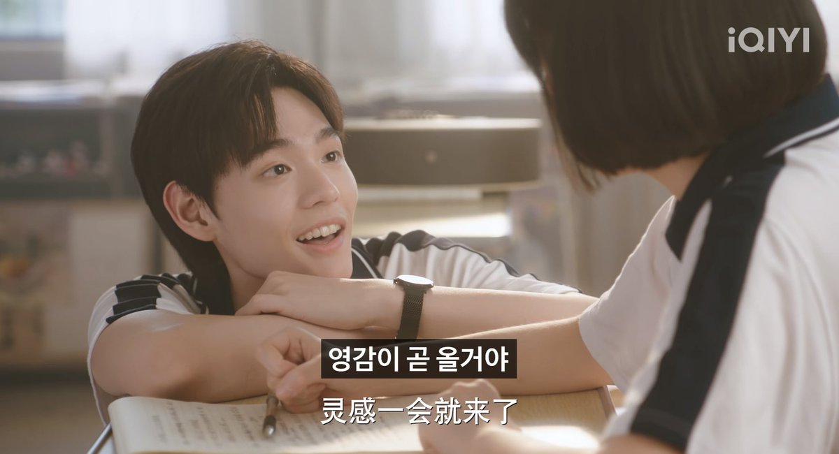 beee_cdr's tweet photo. 아이치이 청춘물 <일기장대적약정> 보실 분
중국에선 학생 때 조기연애 금지라는데 
그걸 달달하게 말아주는게 이 드라마임(⌒‐⌒)

남주는 오직 여주밖에 없음
여주 바지 찢어져서 지 바지로 바꿔주고
여주 사진 모아서 영상 만들어주고
여주가 좋아하는 밀크티집 가서 레시피 전수 받아와서 만들어줌
섭녀가 ㅈㄹ해도 여주한테만 직진하는 남주임

이거 후기가 거의 없어서 반신반의 했는데
막상 틀고 밤새서 보고 재탕까지 했음....
진짜 재밌는데 보실 분 ㅜ ㅜ
