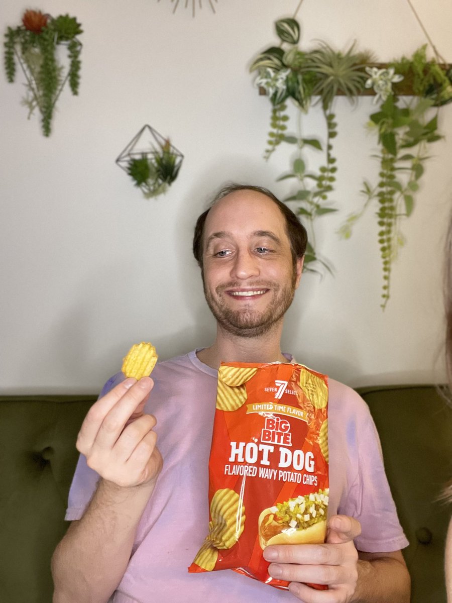 DanielleStarry's tweet image. PLEASE @7eleven keep these #bigbite #hotdog chips permanently. Limited edition is breaking our hearts.