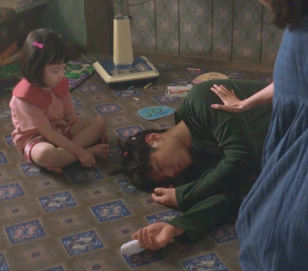 빡쎈 뱃일 하고 와서 딸래미랑 놀아주다가 머리에 핀 꽂고 잠든 애아빠 양관식 너무 좋은데 . ..