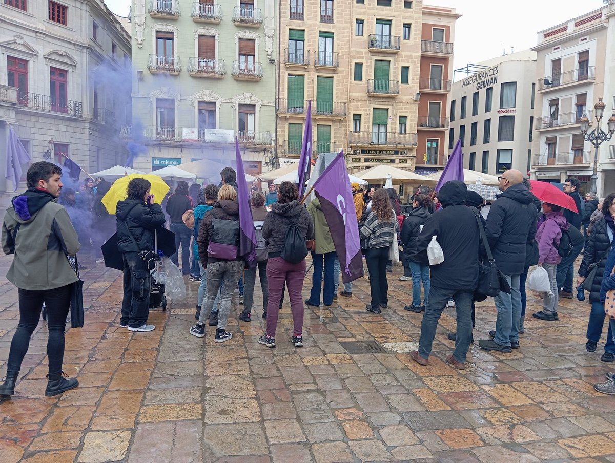 8 de març, dia de la dona treballadora, unes 150 persones a la concentració de la plaça Mercadal convocada per la Plataforma 8M de #Reus

Contra el feixisme, més feminisme!

#8M2025