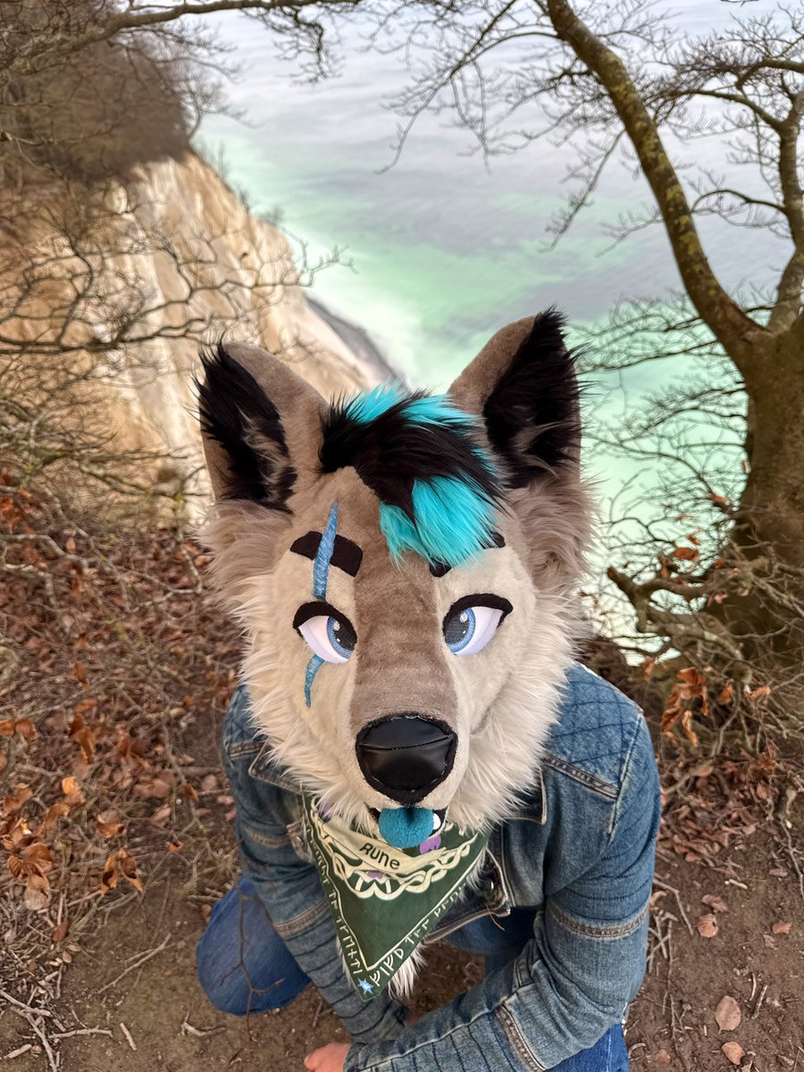 One gust of wind and it’s over for me guys 😔🌬️⛰️

👔: <a href="/pilotkiddo/">Pilot's Art Cargo</a> 
📸: <a href="/Raven_ArcticFox/">❄️🦊Räven 🔜 ANE & NFC</a>
