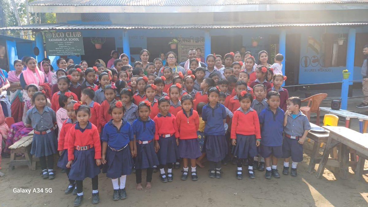 Utpal_Assam's tweet image. ||শিক্ষক শূন‍্য এখন  বিদ‍্যালয়; আছুৱে কৰাব পাঠদান||

ধেমাজি জিলাৰ কদমনি প্ৰাথমিক বিদ‍্যালয়। প্ৰতিষ্ঠা ২০০৩ চন; প্ৰাদেশিকীকৰণ ২০১২ চন। বৰ্তমান ছাত্ৰ-ছাত্ৰী প্ৰায় চাৰি কুৰি; কিন্তু শিক্ষক এজনো নাই। যি এজনে শিক্ষকতা কৰি আছিল তেওঁ CRCC ৰ দায়িত্ব পালন কৰি আছে। ৰাইজে বিদ‍্যালয়খনৰ…