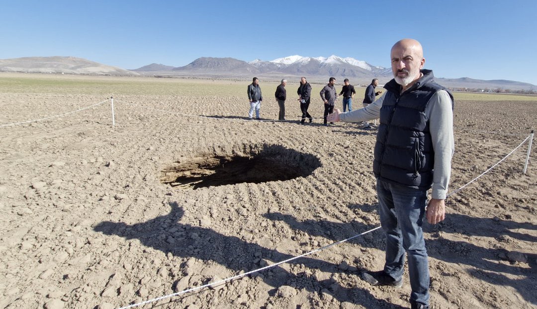Karaman'da, yeni sürülmüş bir tarlada 10 metre çapında ve yaklaşık 70 metre derinliğinde bir obruk oluştu.