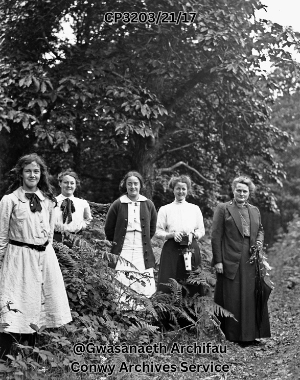 Diwrnod Rhyngwladol y Merched Hapus! Wyddoch chi fod y diwrnod hwn yn cael ei ddathlu ers 1911? Golyga hynny fod modd i’r menywod a’r merched yn y llun hwn o tua 1910 gydnabod y dyddiad, yn union fel yr ydym ni’n ei wneud heddiw. #IWD2025