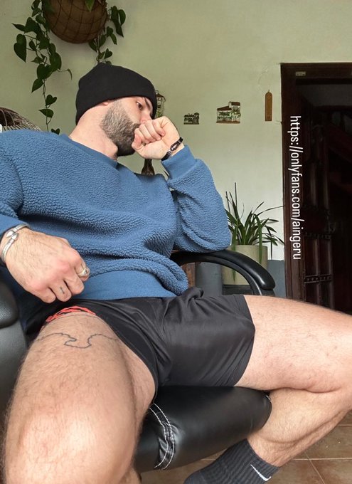 Retweet if you see something else than a man seated in a chair ?? https://t.co/Cjm6iYwY7O