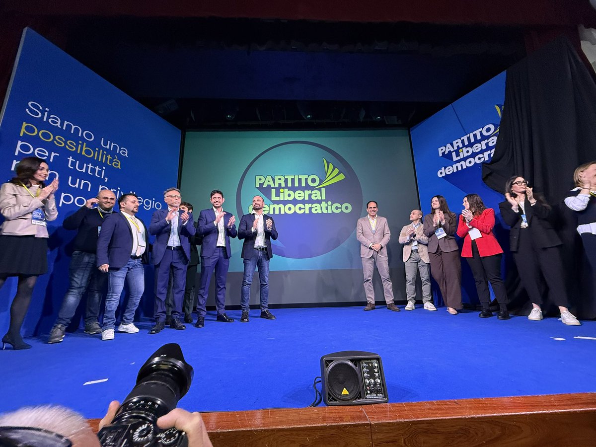 Ce lo avete chiesto in tanti e finalmente eccoli: simbolo e nome. Partiamo da qua, dalle cose importanti. Simbolo, nome, manifesto e proposte programmatiche.