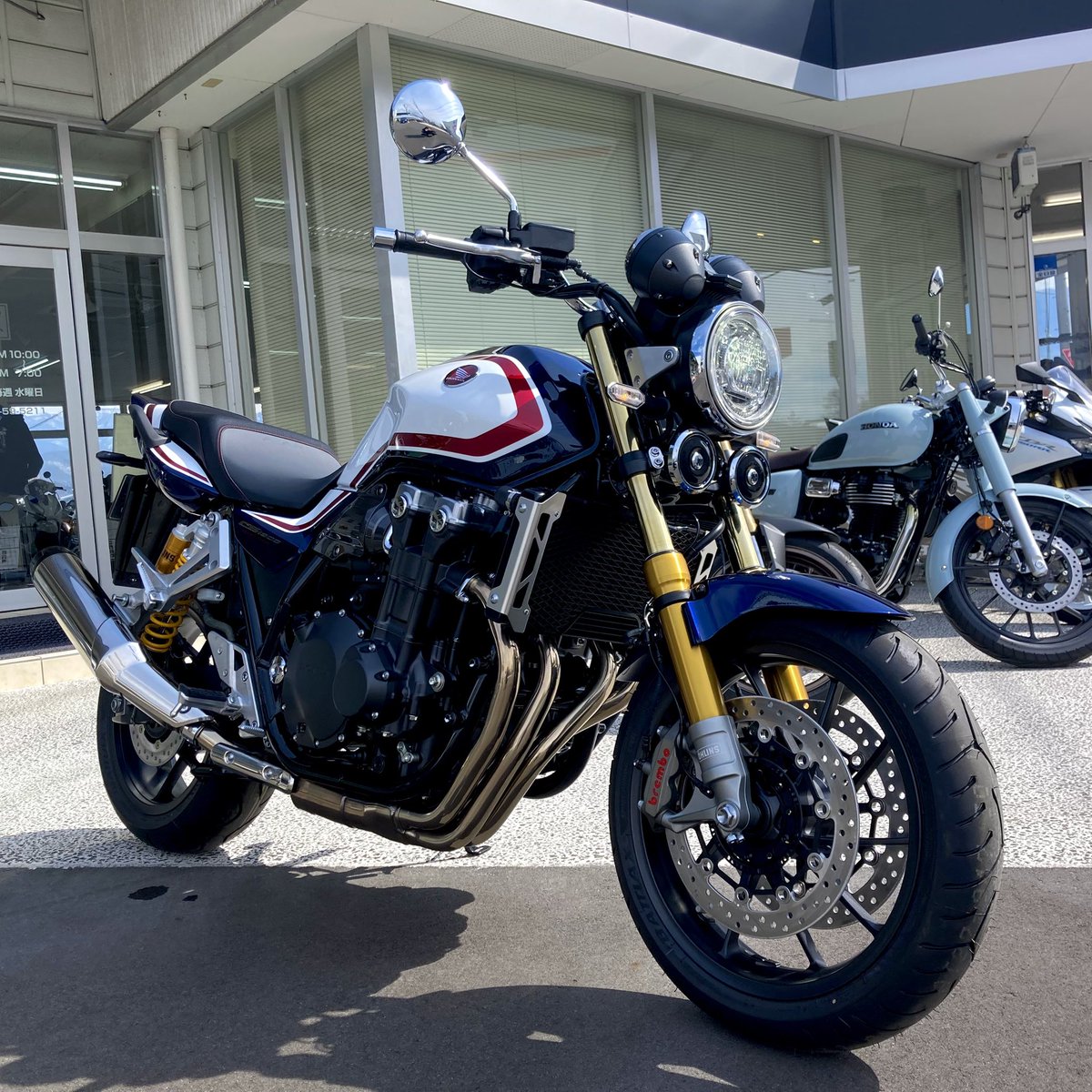 久しぶりの投稿です
本日、CB1300SPを納車させていただきました。
このカラーは当店では最後の最後なので許可を得て記念に写真を撮らせていただきました。誰が見てもHONDAですよ！このバイクは！!
全部が全部、本当に素敵です。
CB1300生産終了≒笑っていいとも!終了
そんな感覚です。