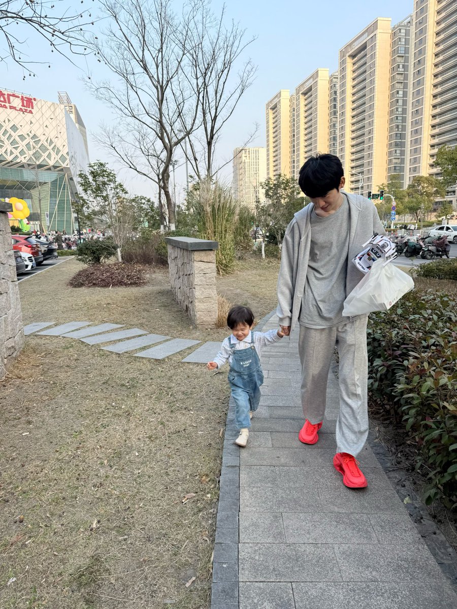 Father Doinb's vacation is over, and he's now back in pro player Doinb mode.