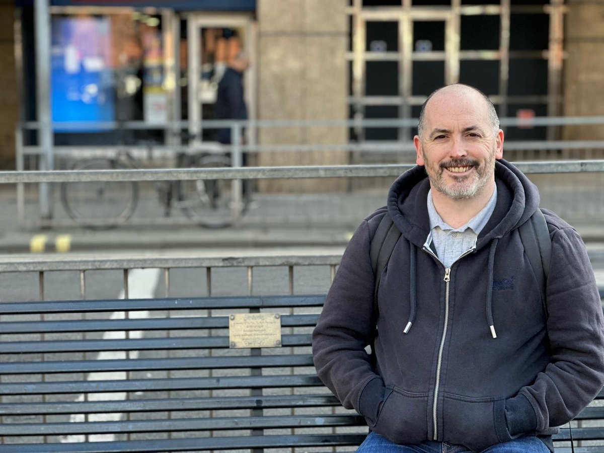 ThatBudgetLad's tweet photo. Bucket list item ticked off. It's a bench. In Hammersmith. It's the Rik Mayall memorial bench. He was an absolute hero of mine growing up. Still remember exactly where I was when I heard he'd died.
I hope he is suitably unhappy about all of this. ✌️ #SmashingBlouse https://t.co/1VPl0Z3Zgw