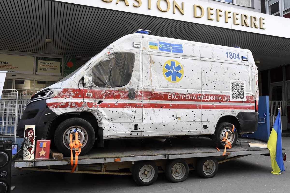 Aujourd’hui, devant le Centre Administratif de Clichy (90 bis rue Martre), j’ai découvert une ambulance mitraillée en Ukraine. Un symbole fort des horreurs de cette guerre et du courage des soignants qui risquent leur vie pour sauver celles des autres.

#ClichySolidaire#memoire