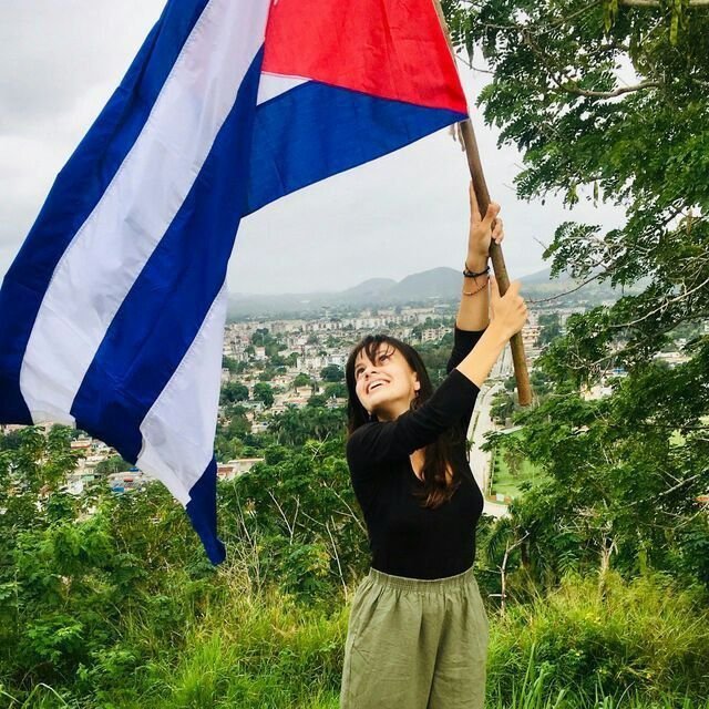 Seres de música y sol
Poesía que toca el cielo
Seres de oro y acero
Y de piel tersa y color
Seres que inventan amor
Que fabrican la alegría
Seres que son melodía
Que me hacen vibrar el pecho
Que por su propio derecho
Son reinas de la alegría.

#MujeresEnRevolución