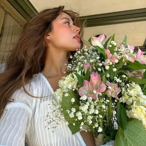 she and her flowers 💐🌸