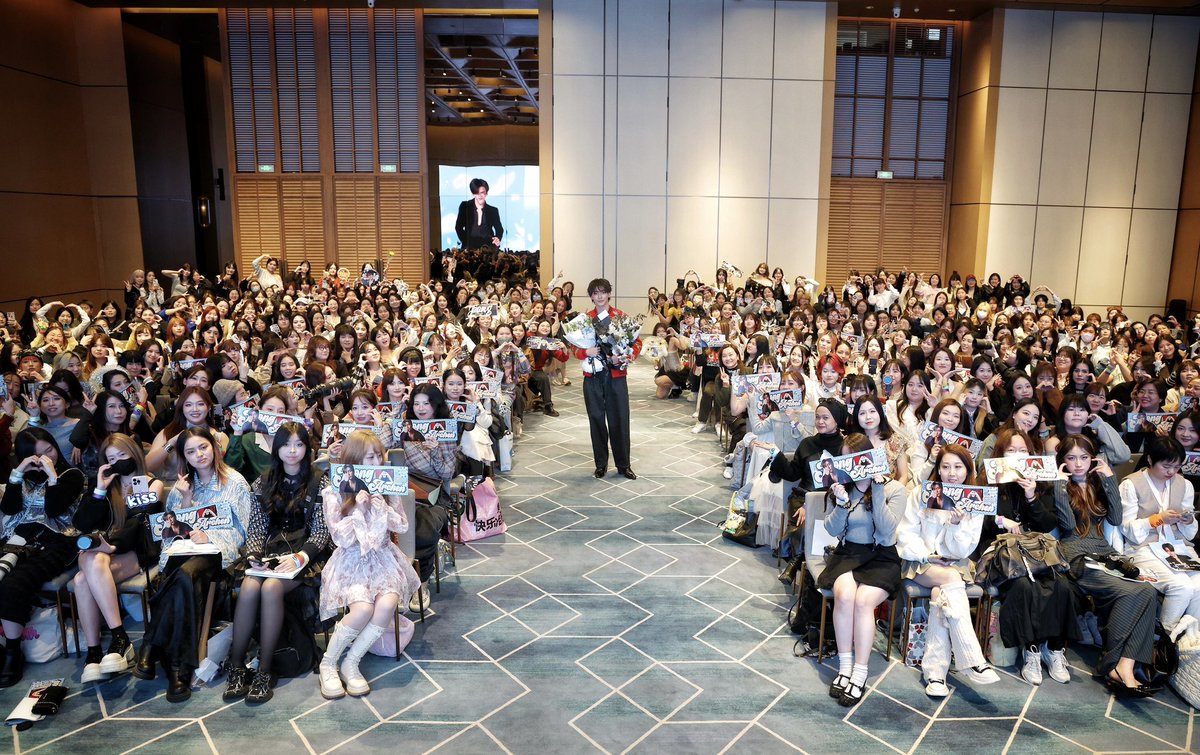 GMMTV's tweet photo. 今天非常感谢大家来找我，很开心见到大家，如果有机会我们再次见哦，爱你们呦～🫶🏼

ขอบคุณทุกคนมากๆ นะครับ ที่มาหากันในวันนี้
มีความสุขมากๆ ที่ทุกคนร่วมอวยพรวันเกิดล่วงหน้าให้ผมนะครับ มีโอกาสไว้เจอกันอีกน้า รักทุกคนคร้าบบ 🫶🏼 

#JoongFansigninGuangzhou
#GMMTV https://t.co/1DMKjrhdCY