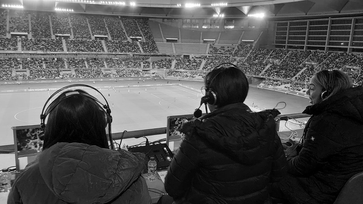Si alzamos la voz: histéricas.
Si gritamos: locas.
Si jugamos al fútbol: marimachos.

Nuestros logros, suerte.
Nuestras victorias, casualidades.

Ningún insulto,
Ninguna vejación,
Ninguna humillación…
Frenará nuestras ganas de seguir luchando por hacer lo que queremos.

#8Marzo
