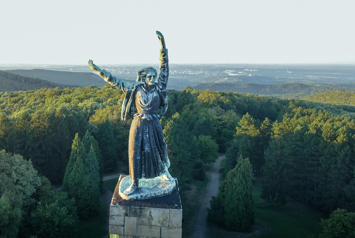 Možda su popovi po obodima Fruške gore, ali na njenom vrhu je žena. Njeno ime je Sloboda i ona će pobediti. Jedino tako će svima nama biti bolje, ženama i muškarcima. Srećna vam borba, za praznike nemamo vremena, ni mi, ni žene. Smrt fašizmu. 🙏
