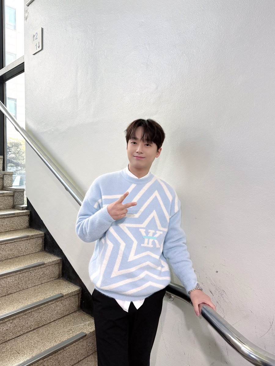 📸 찬또그래퍼 📸

성큼 찾아온 봄처럼
산뜻하게 찾아온 찬원🫶🏻

오늘도 &lt;불후의 명곡&gt;에서
신나는 무대들을 즐기러😆

모두 오후 6시 5분
KBS2에서 함께해요❤️‍🔥

#이찬원 #LeeChanWon
#불후의명곡 
#티엔엔터테인먼트