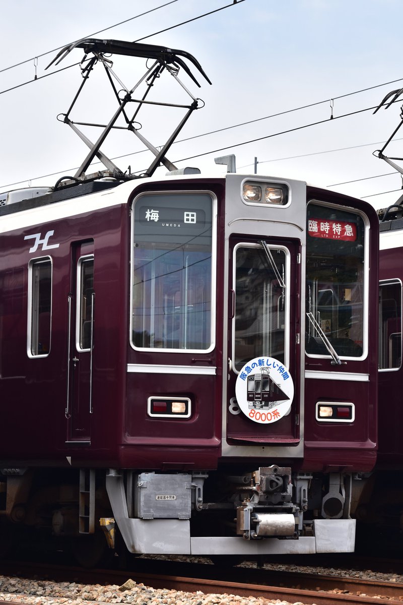 KuhamokoW10's tweet photo. 無事一発当選したので、阪急8000系撮影会午前の部に参加していました。

何か装飾していたら嬉しいなと思っていたら、登場当時の姿のC#8000...に扮したC#8030の姿が。

Classicでも感激していたのに、ほぼ完全再現された姿に語彙力サヨナラ。

宝塚線乗務員の皆々様、本当にありがとうございました。 https://t.co/uuihNb9vIJ