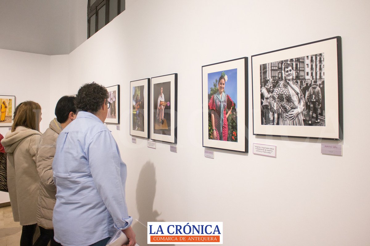 lacronica_atq's tweet photo. #8M | Siete socias de @AFAAntequera rinden homenaje al colectivo femenino en 'Mujeres, Miradas y Voz' con motivo del 8 de Marzo

▶️ Se trata de una exposición colectiva que se podrá ver en la Pinacoteca del Edificio de San Juan de Dios de #Antequera hasta el próximo 28 de marzo, en horario de lunes a viernes de 19:00 a 21:00 horas, que está enmarcada dentro del programa de actividades del @AytoAntequera por el Día Internacional de la Mujer

▶️ La muestra reúne un total de 42 fotografías pertenecientes a 7 socias de AFA: Ana Navarro, Carmen Tejada, Gloria Sánchez, Mercedes Pardo, Merche Soria, Paqui Zambrana y Yolanda Camacho

▶️ Estas siete fotógrafas (cinco de Antequera, una de Mollina y una de Alameda) han capturado con sus objetivos momentos en la vida de las mujeres abarcando distintas edades, países y culturas para una puesta en común en la que se han ido haciendo dúos de fotos, en color o en blanco y negro, con pequeños textos explicativos

🔸️ "Esta exposición pretende reconocer a las mujeres que nos han allanado el camino, dando raíces y alas a nosotras y a las futuras generaciones, así como dar un paso más hacia la igualdad”, han explicado las autoras

🔸️ “Ha sido un año de trabajo y mis compañeras no solo han colgado estas imágenes en la pared, sino que han hecho un trabajo excelente del que nos sentimos muy orgullosos”, ha dicho el presidente de la asociación, @josedr1959