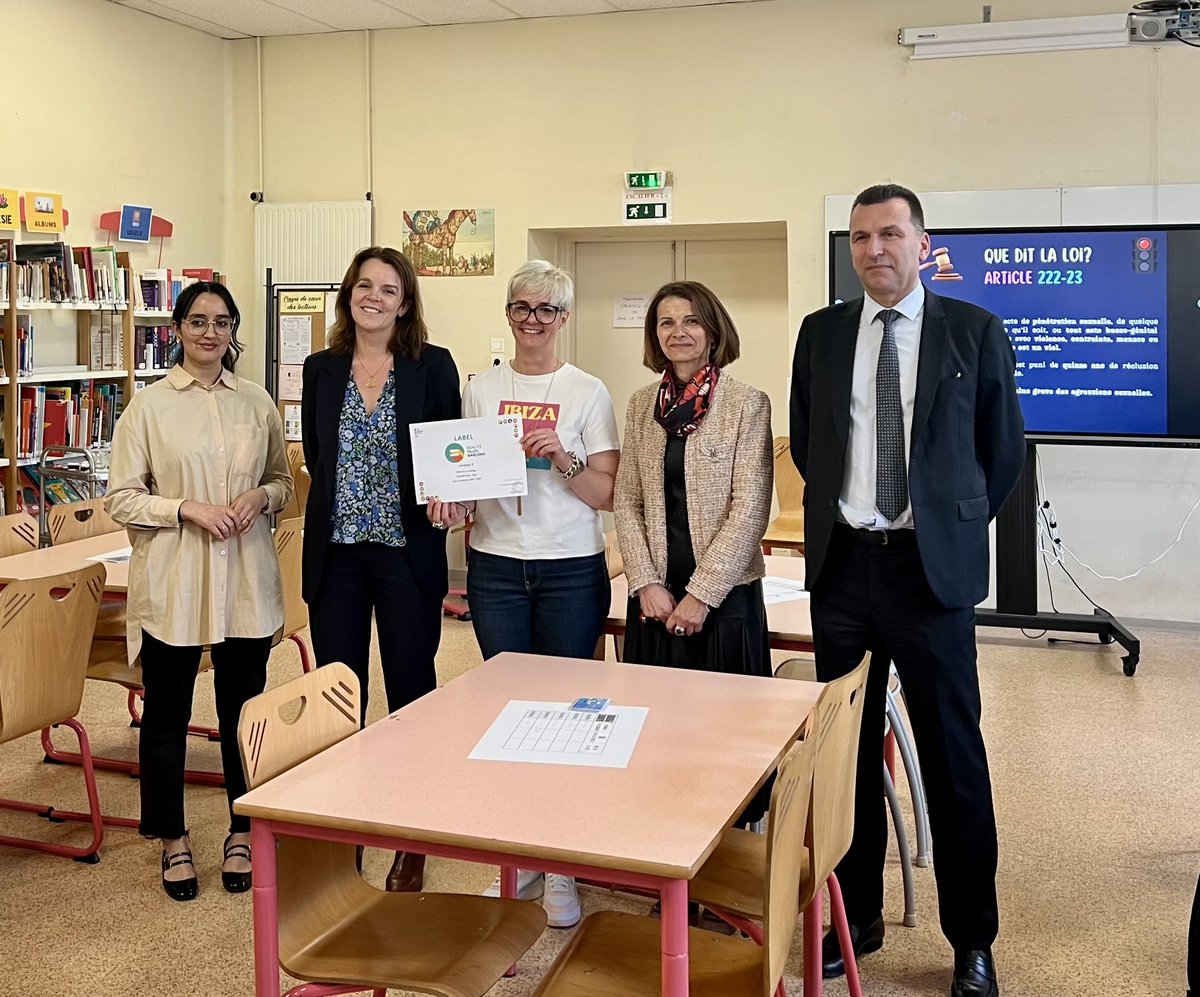 Comba-Sautel (@ccs2210) on Twitter photo En ce jour du 8 Mars, le <a href="/CollegeRisso/">Collège Antoine Risso</a> s’est vu remettre des mains de <a href="/NatachaChicot/">Natacha Chicot</a> en présence de <a href="/LaurentLeMerci4/">Laurent Le Mercier</a> le label #égalitéfillesgarçons niveau2. Un immense MERCI à tous les enseignants pour l’engagement quotidien En ce jour du 8 Mars, le <a href="/CollegeRisso/">Collège Antoine Risso</a> s’est vu remettre des mains de <a href="/NatachaChicot/">Natacha Chicot</a> en présence de <a href="/LaurentLeMerci4/">Laurent Le Mercier</a> le label #égalitéfillesgarçons niveau2. Un immense MERCI à tous les enseignants pour l’engagement quotidien