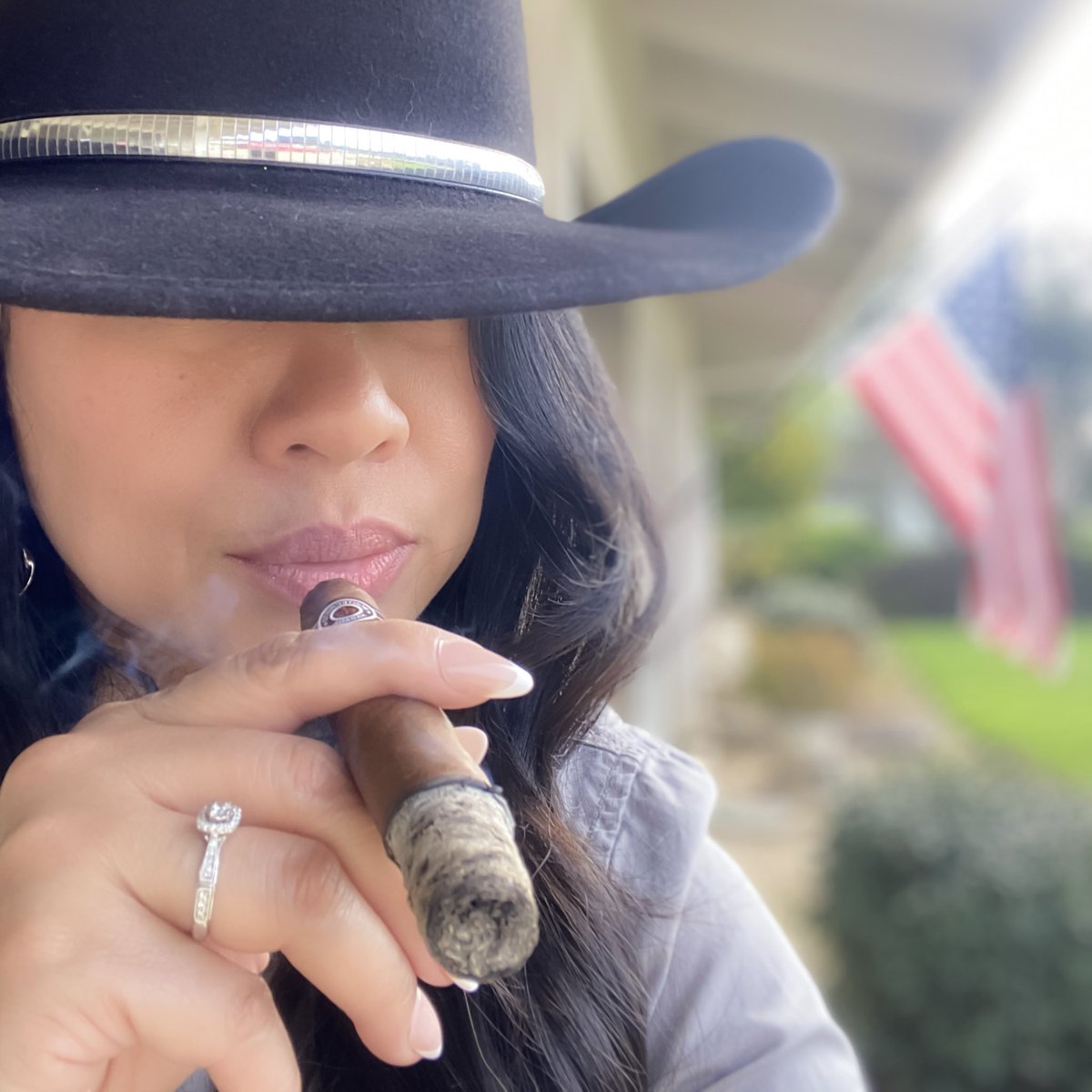 Cigar in hand, hat on point-how do you unwind? Drop your fave ritual below!
#Lifestyle #Relax #Cigarlife #Cigarlovers # Cigar