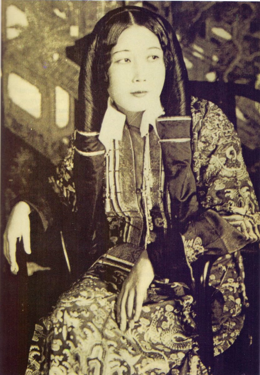 …ХХ зууны эхэн үеийн Монголын тухай тэмдэглэлдээ Данийн судлаач Хеннинг Хаслунд-Кристенсен нэгэн сонирхолтой түүх хүүрнэсэн буй. Тэрээр Зүүнгар нутгаар аялаад буцахаар Тарвагатайн хилийн боомт руу явж байтал, ноёныхоо гүнжийг тосохоор яваа хэмээлдсэн олон морьтон хажуугаар нь