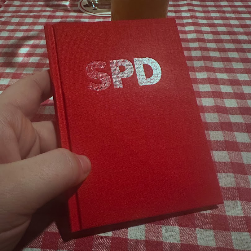 MCaraggiu's tweet photo. Gestern wurde mir offiziell das Parteibuch überreicht. Ich bin in der @SPD_TUT angekommen und bereite mich darauf vor mit aktiv zu engagieren und Verantwortung zu übernehmen. Es wird eine gute Zeit. #spd https://t.co/Ixj4ystExM