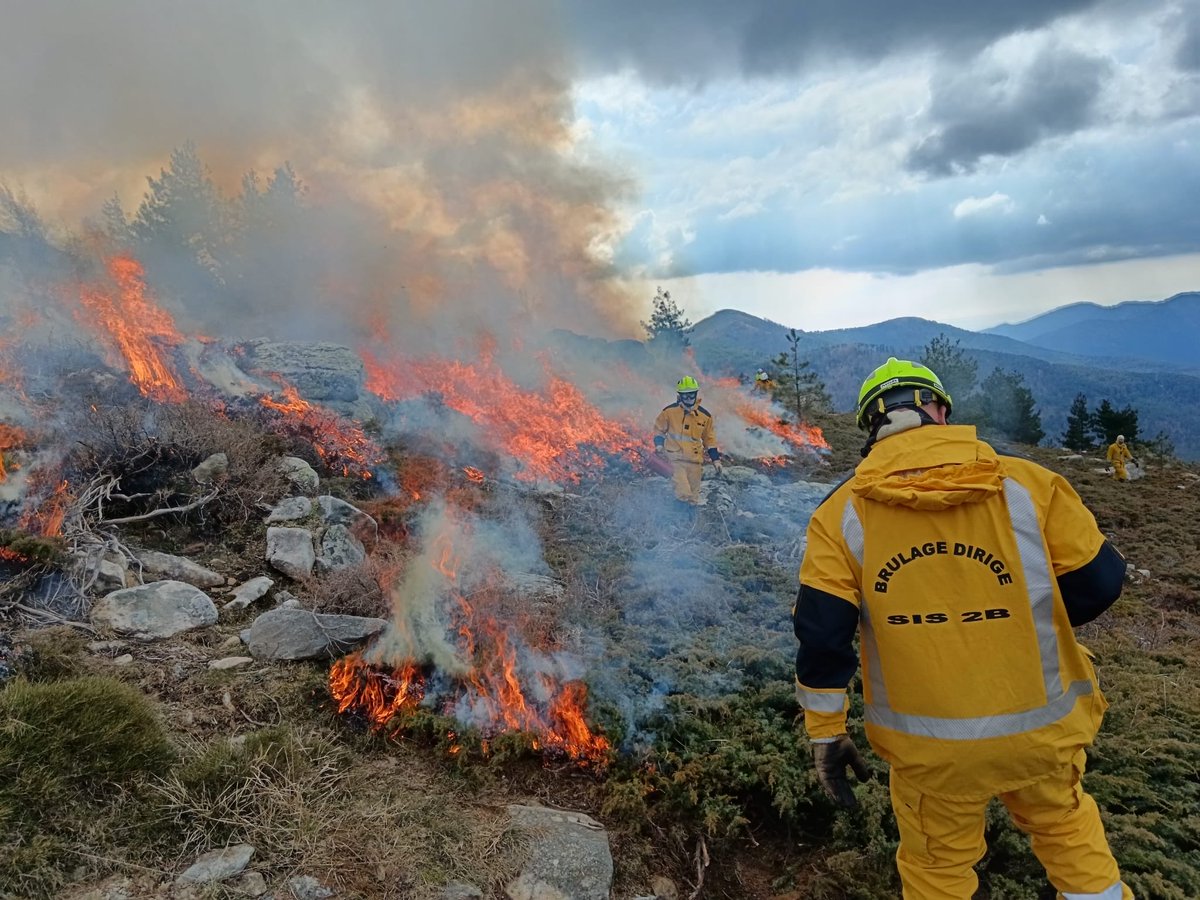 L'ensemble des travaux de brûlage dirigé sont soumis à l'étude et approbation des services de prévention et lutte contre les incendies, mais également aux services de protection de l'environnement.