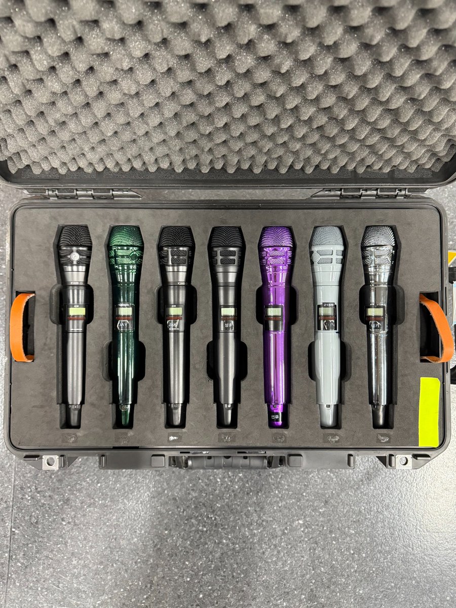 EN_A2BE's tweet image. will miss heeseung's red mic, jake's blue mic, and sunghoon's white mic 🥲
#ENHYPEN