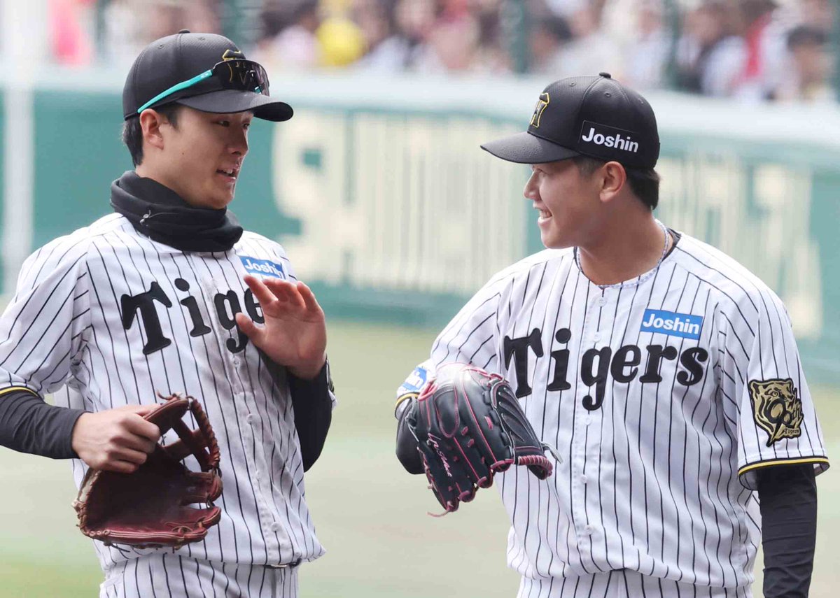 Sponichi_Tphoto's tweet photo. 初回、好守の ＃小幡竜平 選手を笑顔で迎える ＃門別啓人 選手。 https://t.co/lJU6rl5Hkg