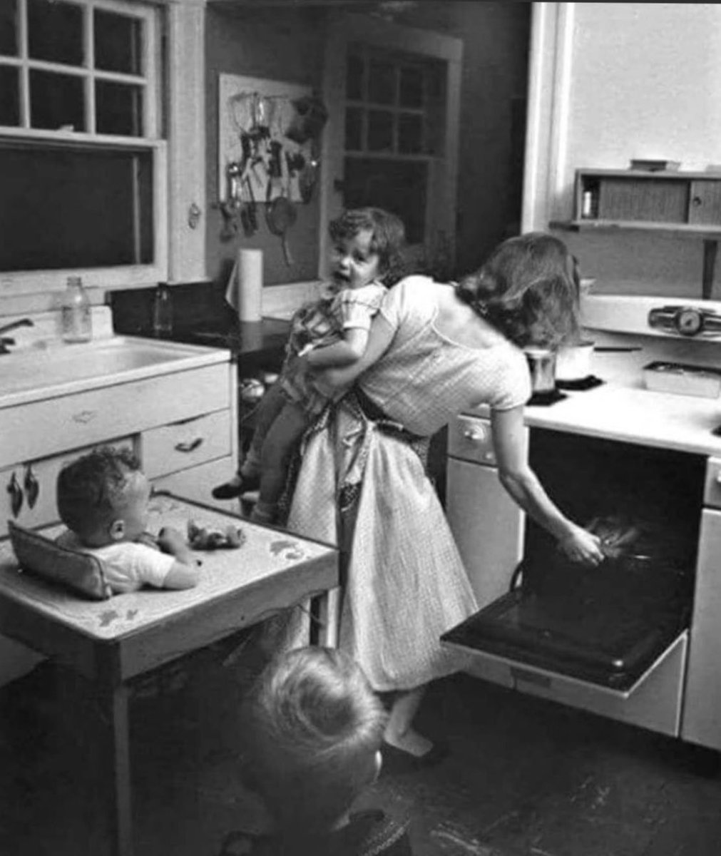 #يوم_المراه_العالمي
من يستهّين بقدَرات النساء 
يجْب أن تُعاد طفولتة من غير أُم..
"نجيب محفوظ"