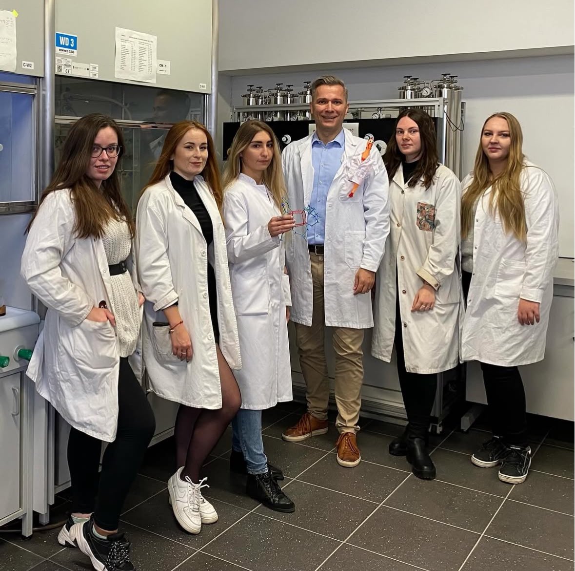 SiliconCage's tweet image. Women’s Day ❤️ Wishing you only wonderful things, dear Ladies! 💐 @WCh_UWr @uniwroc #BiomaterialsChemistryGroup