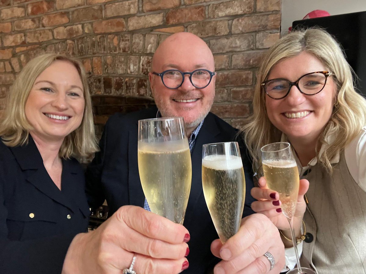 💫 An trasteangú san iarbhunscoil lán-Ghaeilge - feidhm agus féidearthacht… An Viva Voce curtha i gcrích <a href="/ailinnichon/">Ailín Ní Chonchúir</a> <a href="/UCCSchoolofEd/">UCC School of Education</a> inniu. Mar onóir a bheith ag obair i do theannta ar an turas seo. Comhghairdeas ó chroí! <a href="/nichlochasaigh/">Karen Ní Chlochasaigh</a> <a href="/CoggOid/">COGG Oideachas</a> <a href="/Gaeloid/">Gaeloideachas</a>