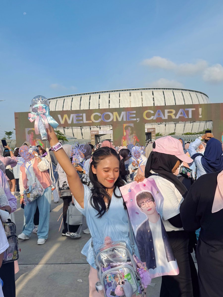 Capriwoncer's tweet image. [a Thread of Happiness] 
—One month has passed, but the happiness remains❤️—

•DAY 1, JIS-121-2-57•

#SEVENTEEN_RIGHT_HERE #SEVENTEEN_RIGHT_HERE_IN_JAKARTA