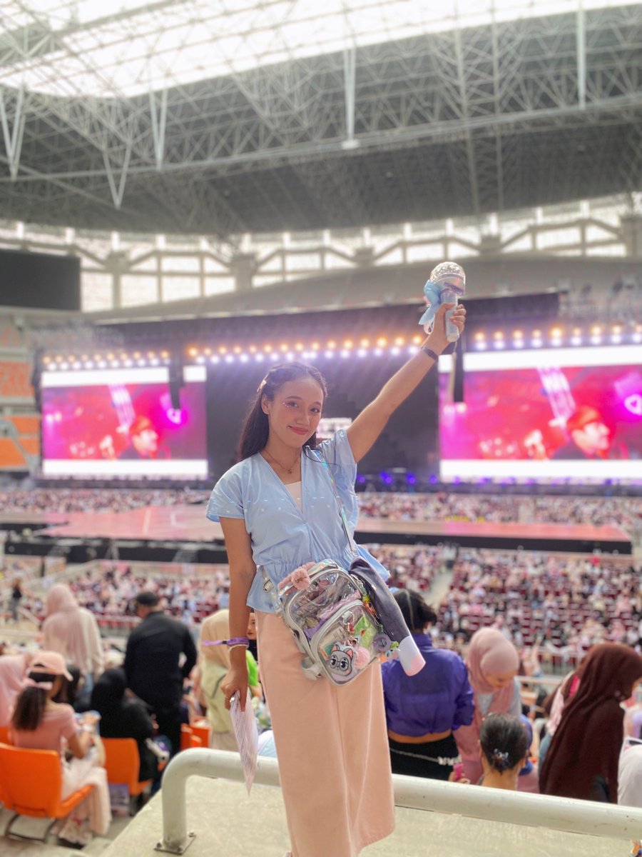 Capriwoncer's tweet image. [a Thread of Happiness] 
—One month has passed, but the happiness remains❤️—

•DAY 1, JIS-121-2-57•

#SEVENTEEN_RIGHT_HERE #SEVENTEEN_RIGHT_HERE_IN_JAKARTA