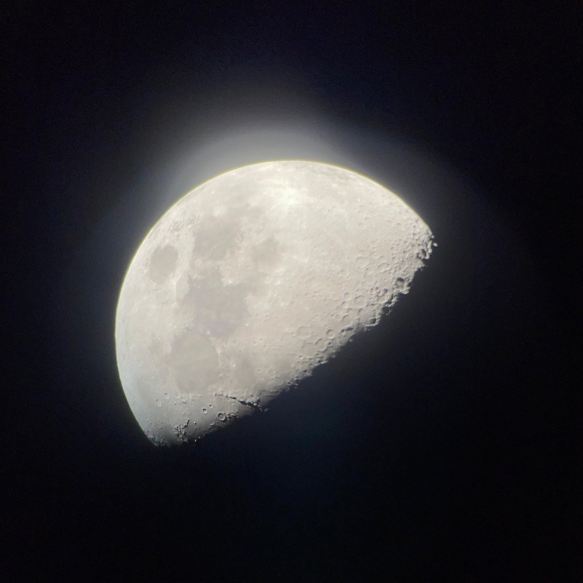 Wat was dat leuk! Tientallen mensen kwamen gisteravond naar #Harlingen om naar de #sterren en door onze #telescoop te kijken voor de Landelijke Sterrenkijkdagen. Onder een prachtig heldere hemel konden we o.a. de maan, Venus en Jupiter goed zien. <a href="/KNVWeerSterren/">KNVWS | weer- en sterrenkunde</a> <a href="/OmropFryslan/">Omrop Fryslân</a>