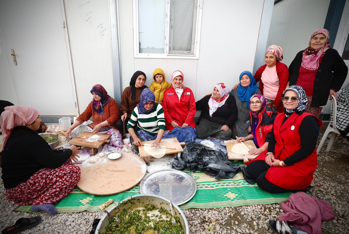 Bugün, hayata dokunan, dünyayı güzelleştiren, emeğiyle, sevgisiyle, mücadelesiyle iyiliği büyüten tüm kadınların günü.

8 Mart Dünya Kadınlar Günü kutlu olsun. 💐

Afetin ortasında, aşevinde, kan merkezinde, insani yardım kolisinin başında, tarlada, okulda, hastanede ve evinde