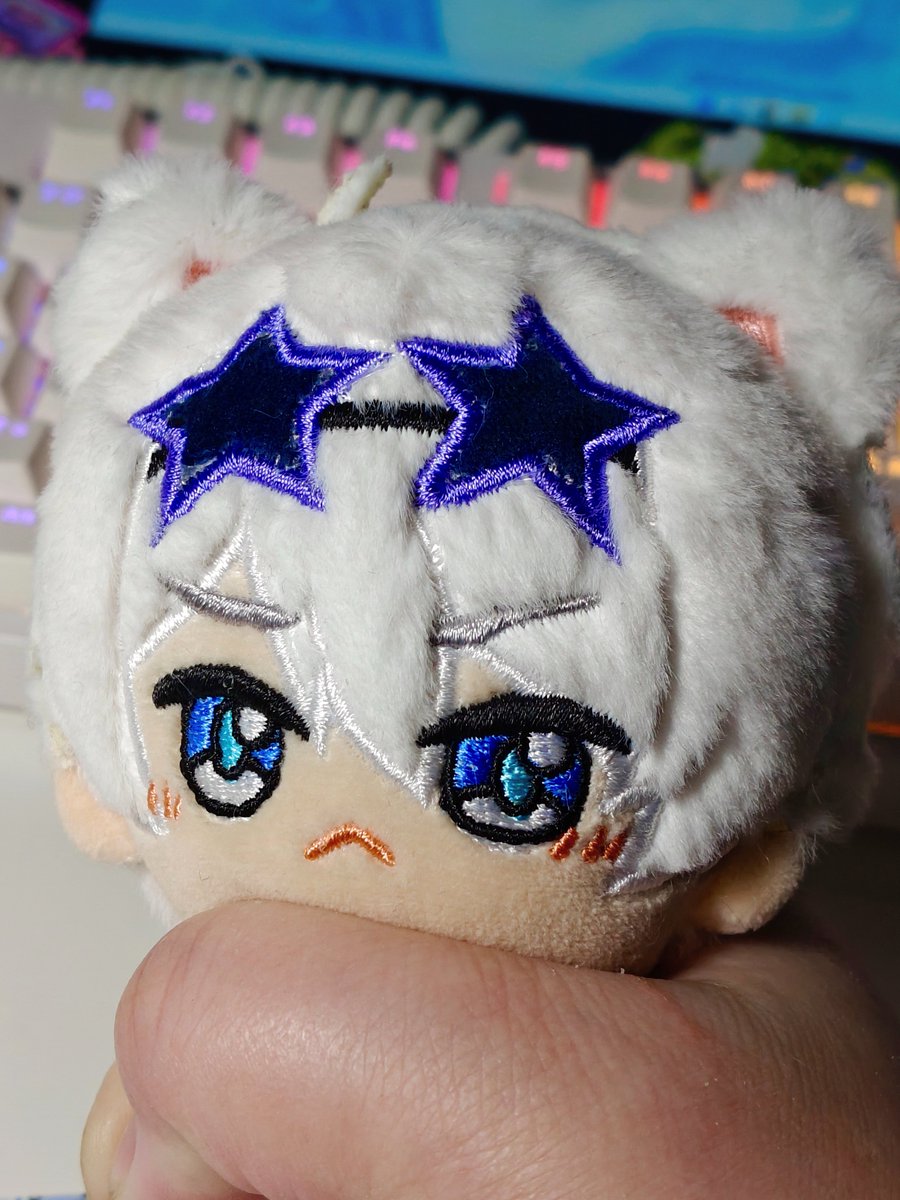 ryouarts's tweet image. I'm crawling from my cave to say thanks to @kevinsummernui who organized the whole process of raising and shipping little Kebins all over the world! He is so silly. look at his paws, I just can't... Gonna take him with me everywhere!