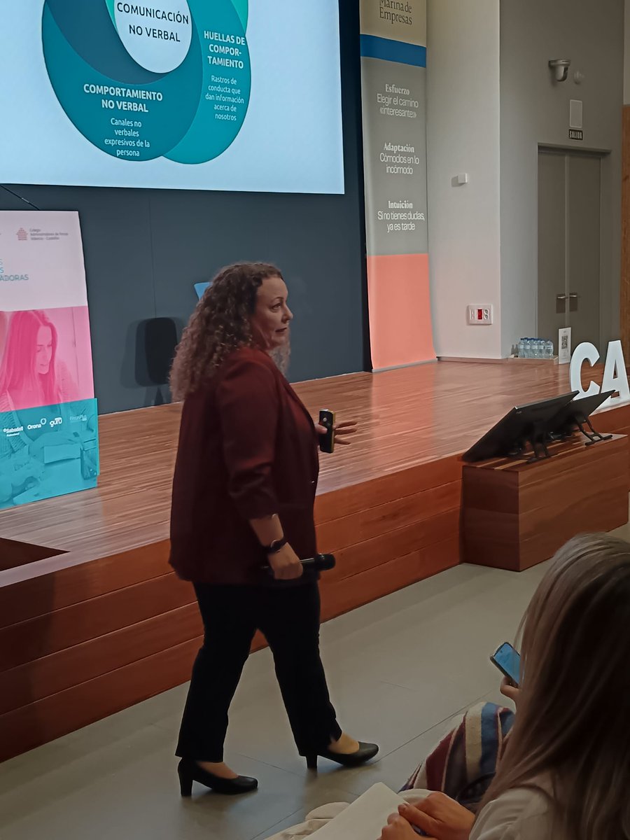 CAF Valencia-Castellón (@cafvalencia) on Twitter photo Continuamos con Sonia el Hakim (<a href="/CodigoNoVerbal/">Sonia El Hakim</a>) hablando sobre la importancia de la comunicación no verbal en nuestras relaciones personales y profesionales y la economía conductual, que trata de averiguar por qué se toman determinadas decisiones.
#JornadasMujeresCAFVC Continuamos con Sonia el Hakim (<a href="/CodigoNoVerbal/">Sonia El Hakim</a>) hablando sobre la importancia de la comunicación no verbal en nuestras relaciones personales y profesionales y la economía conductual, que trata de averiguar por qué se toman determinadas decisiones.
#JornadasMujeresCAFVC