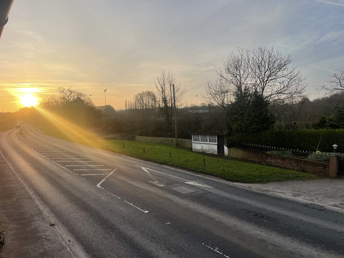 _IanAdams's tweet image. I had to pop to work early this morning and this is the view from my office. #SunriseSaturday

Have a safe journey and a great weekend!