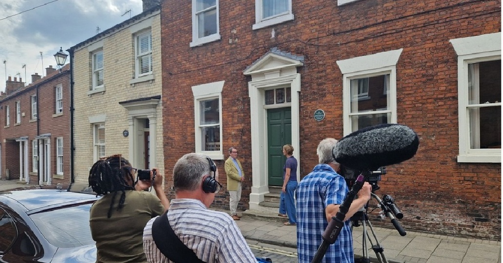 📺 Tune in to BBC1's Bargain Hunt on Monday 10th March at 12:15 to see their feature on Mary Wollstonecraft and her childhood home in Beverley. 
You may even catch a glimpse of one of our archive documents! 👀