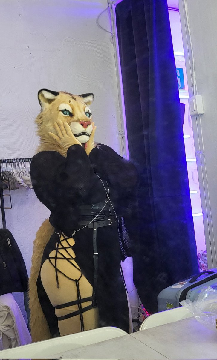 이런 검은 드레스는 어떤데