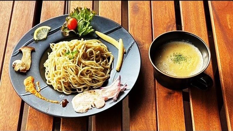 ryugasakimatoya's tweet photo. いつも当店をご利用いただき誠にありがとうございます。
本日はトリュフ つけSOBAを始め
海老Xトマトを濃厚つけSOBA、
濃みそラーメン、そしてビーフプレート など、当店自慢のオールスター が勢揃いしております。
是非ご賞味くださいませ。🇫🇷🍜🎯
#ラーメン
#つけ麺
#龍ケ崎 https://t.co/2icQDLz1nY