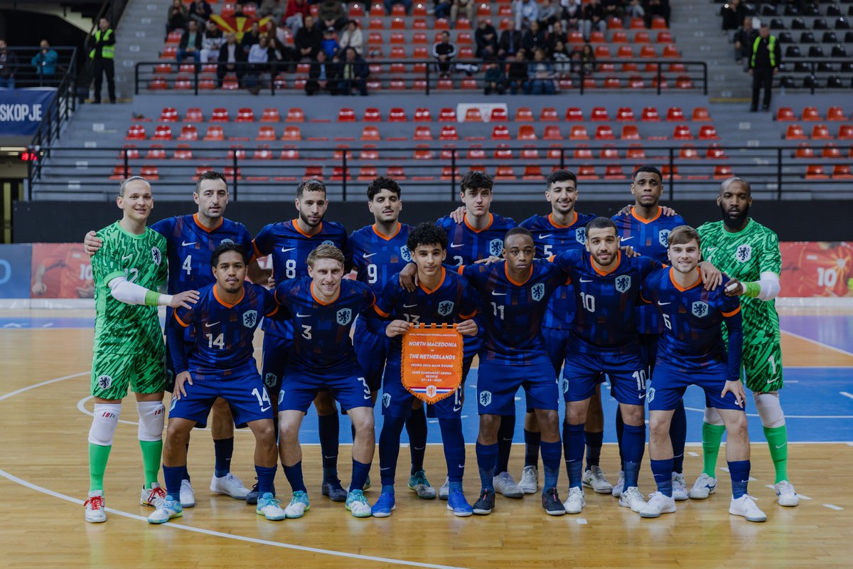 KNVB's tweet photo. ๐ธ @OranjeFutsal heeft uit tegen Noord-Macedoniรซ een belangrijke overwinning geboekt in de EK-kwalificatiereeks: 0-3!
๐ฆ Namens Nederland scoorden Floris Kemps en Jordany Martinus (2x) en debuteerden maar liefst vijf spelers.
#DareToDream #MKDNED https://t.co/GlLj14Qi5f