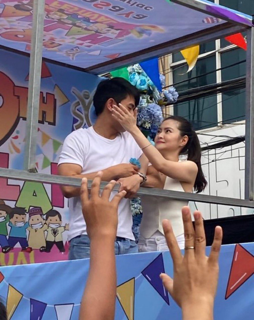 Hala bakit ganun….

Protective gf ang peg😳🤭🥹😁👩‍❤️‍👨👫❤️

#BarDaKanlahiFestival  #BarDaFloatParade 
<a href="/davidlicauco/">David Licauco</a>  <a href="/dealwithBARBIE/">Barbie Forteza</a>