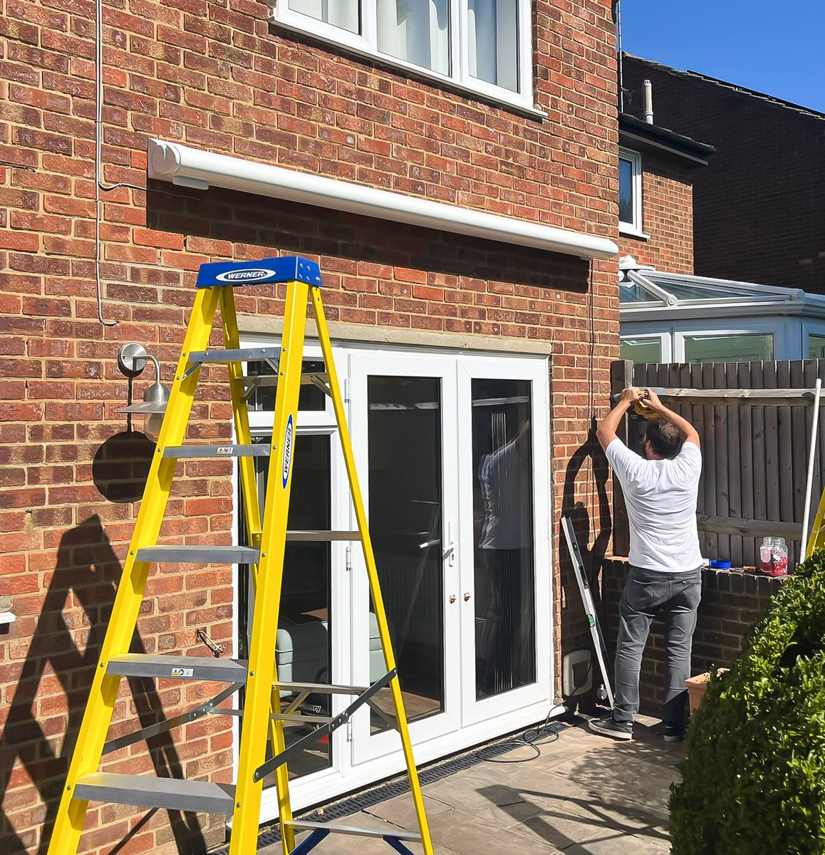 theshutterstud's tweet image. 🌷 Spring is here—let’s take it outside! 

Create a stylish, shaded retreat in your garden with our sleek, retractable awnings just like this one Rob and Ollie installed last summer. 

Sun-soaked days and cool, shaded afternoons? Yes, please! 😍🌳 #OutdoorBliss #SpringRefresh